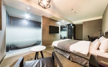 Guangming Cherbourg Hotel