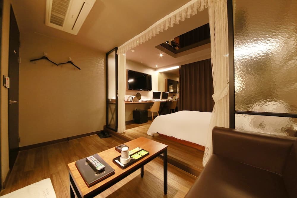 Suwon City Hall Stn Soseol Smith Hotel