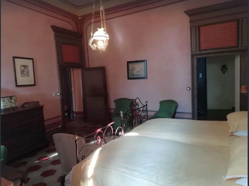 Charming Castle Stay, Robella