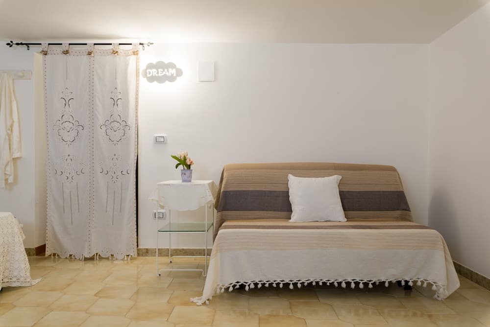 Marie Maison Salinola