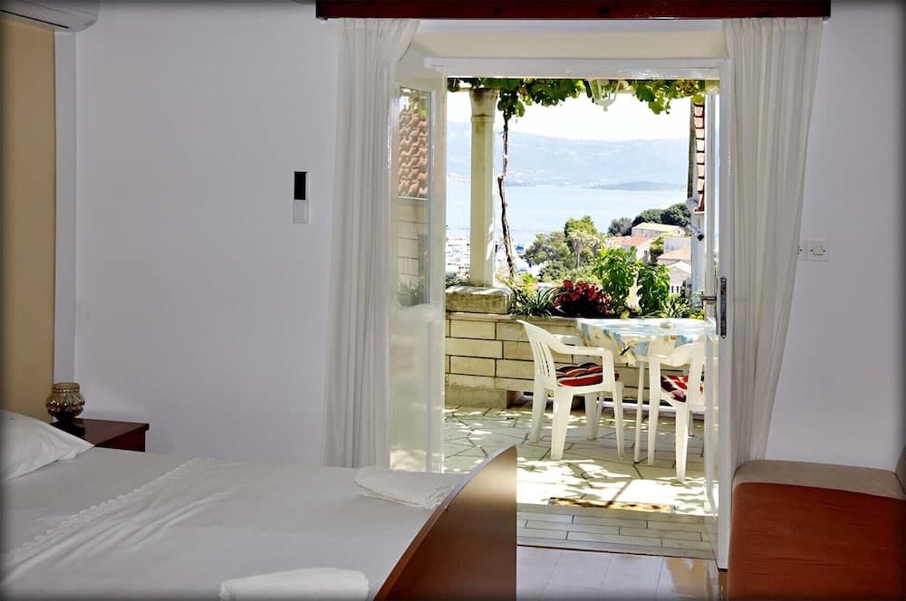 Immaculate 4-bed House in Lumbarda