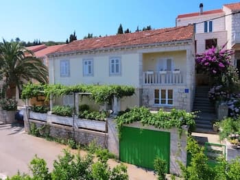 Immaculate 4-bed House in Lumbarda