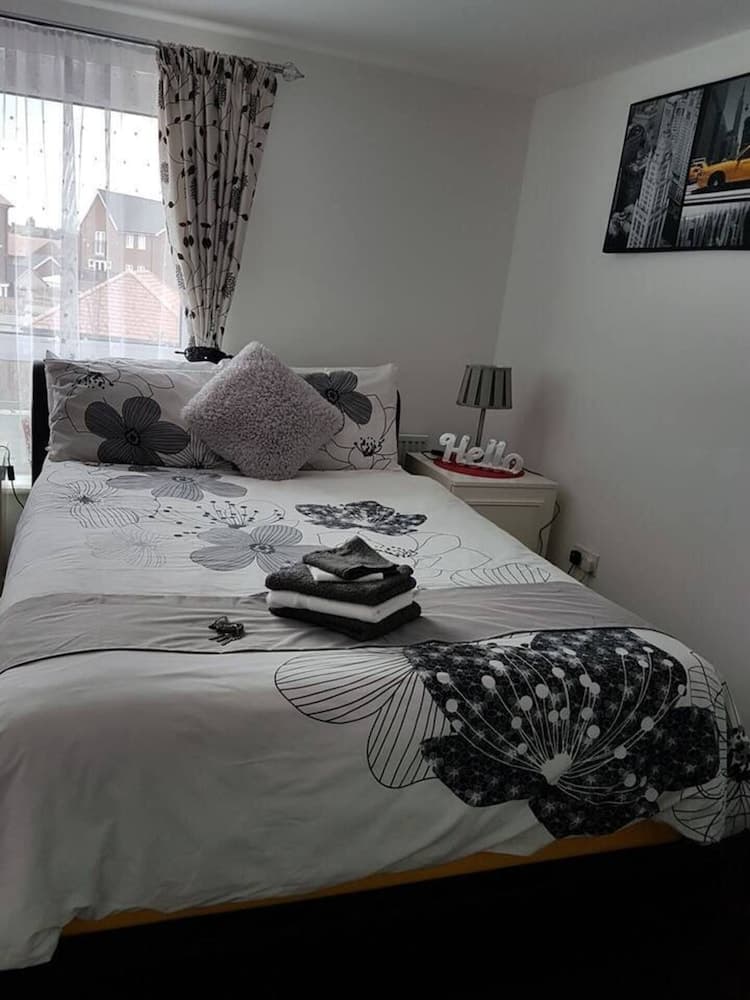 Modern Apartment Minutes From Central London, UK