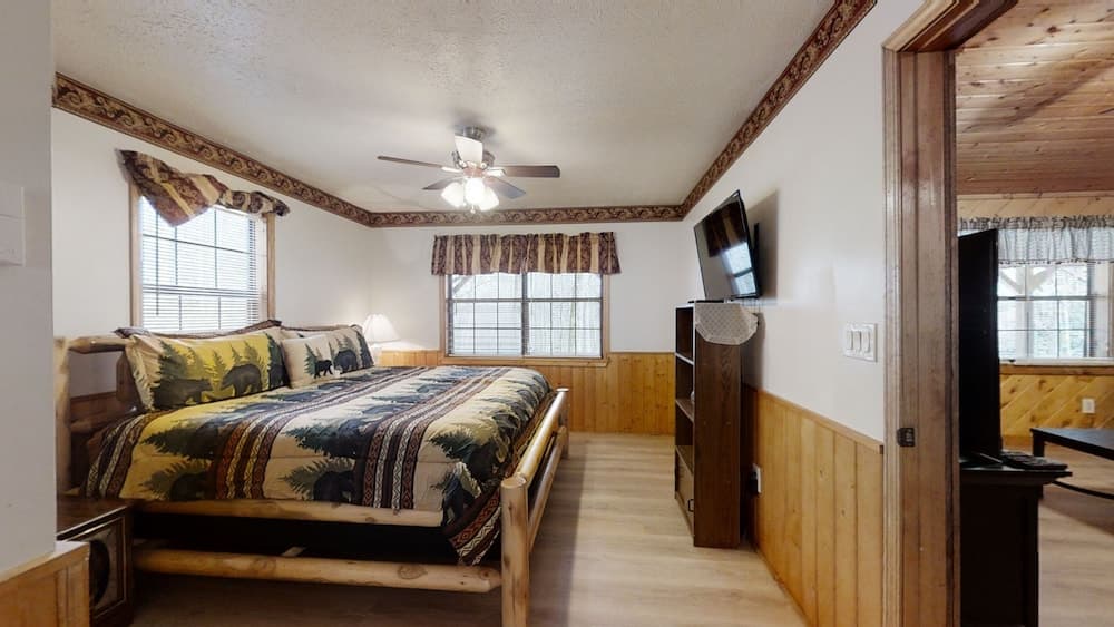 Little Mountain Hideaway 2 Bedroom Cabin by RedAwning