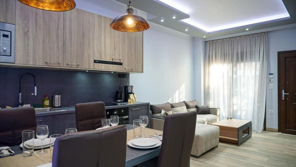 1 Bed Apartment - Sleeps 4 - Parking, Wifi