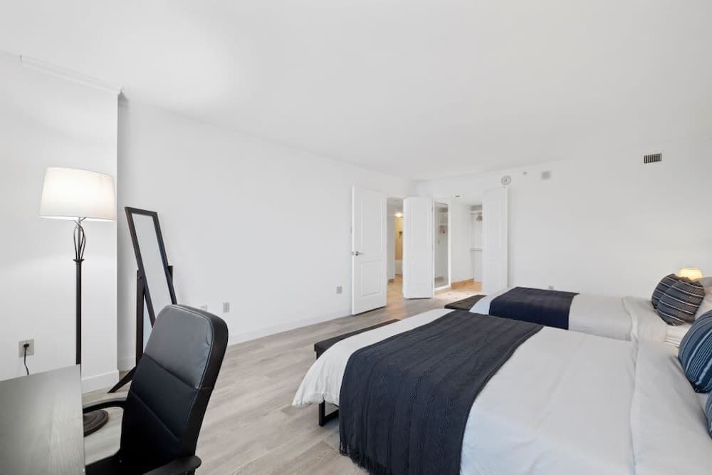 Huge Beachfront Condo CozySuites at Showboat