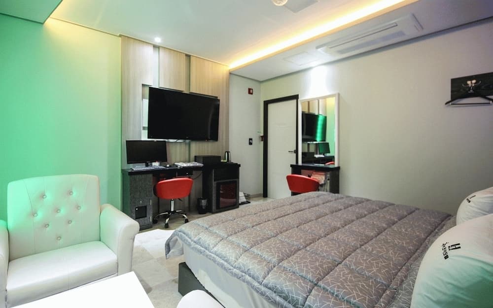 Sancheong Hyu and Joy