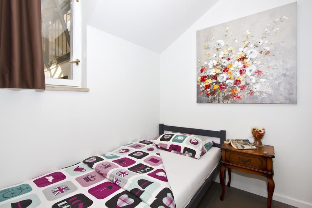 Luxury apt With Roofed Patio Near Beach & Center