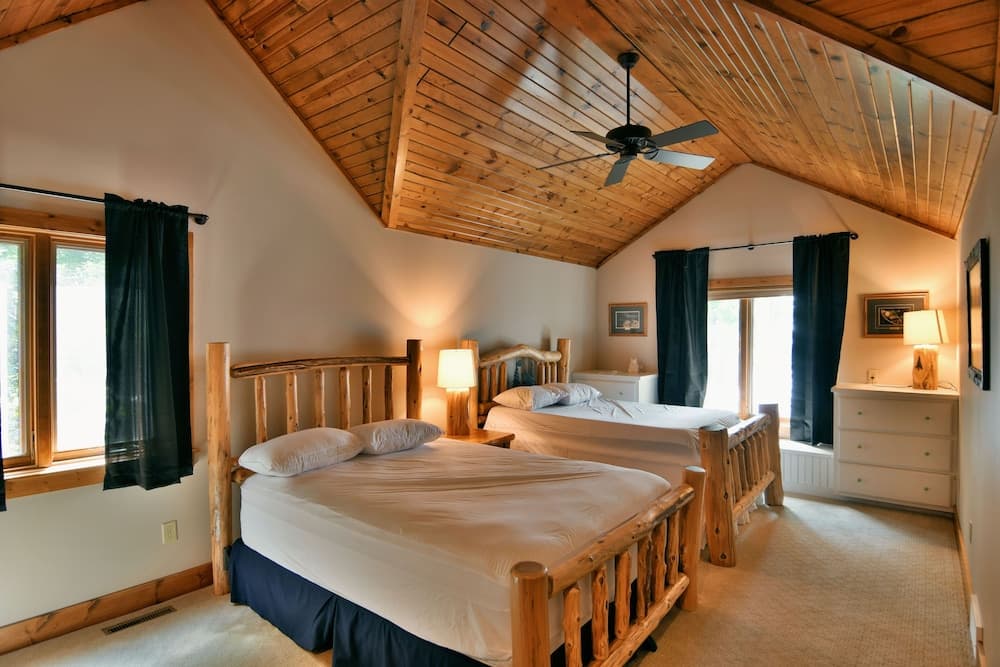 Lumberjack Lodge 5 Bedroom Home by Redawning