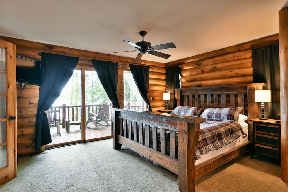 Lumberjack Lodge 5 Bedroom Home by Redawning