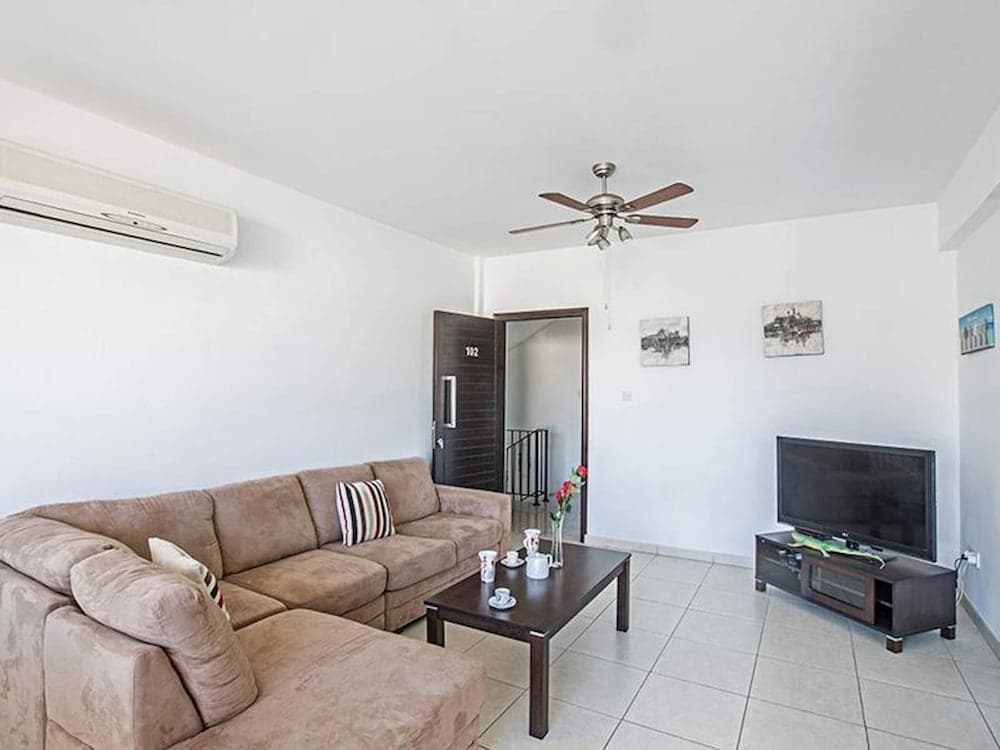 Apt Faye, Beautiful 2bdr Pernera Apartment