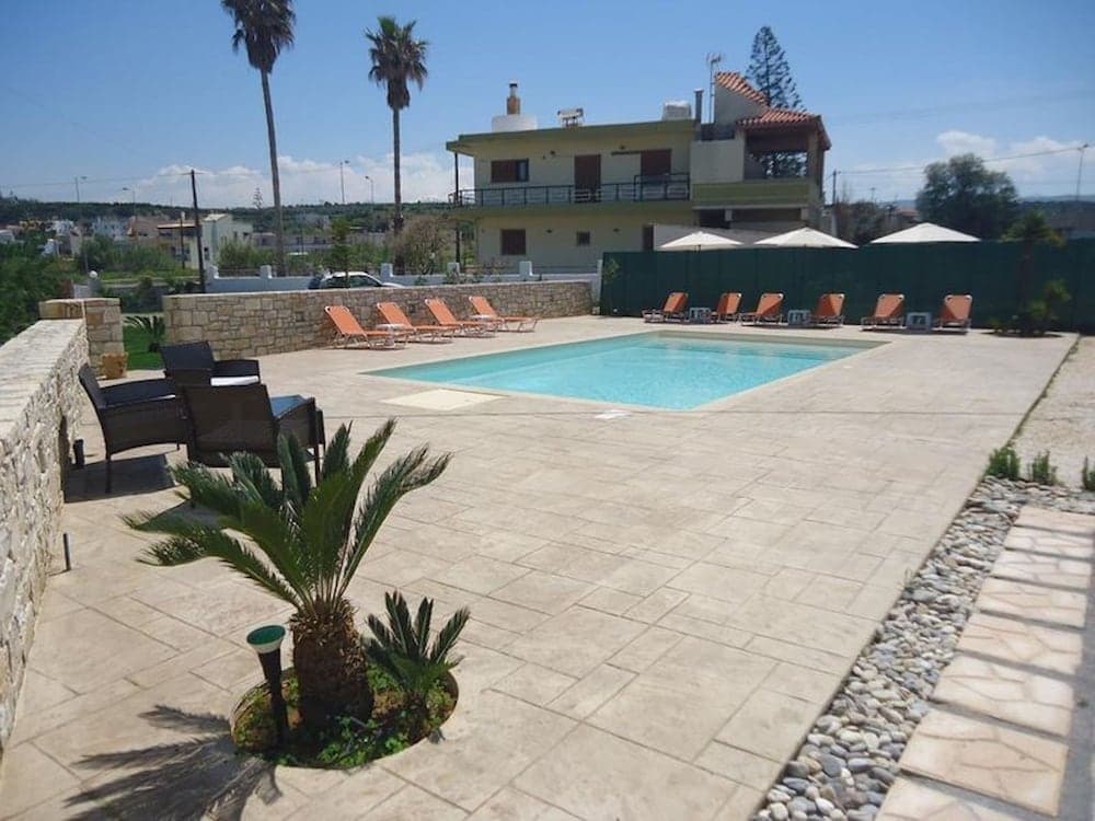 Spacious Family Apartment With Sea View And Swimming Pool