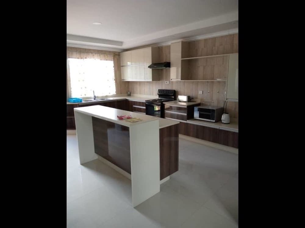 4 Bedrooms Exclusive Apartment in Jesmondin