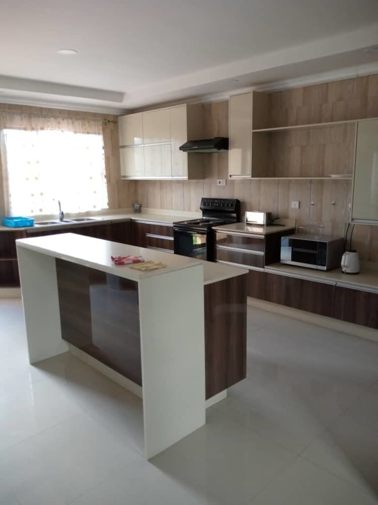 4 Bedrooms Exclusive Apartment in Jesmondin