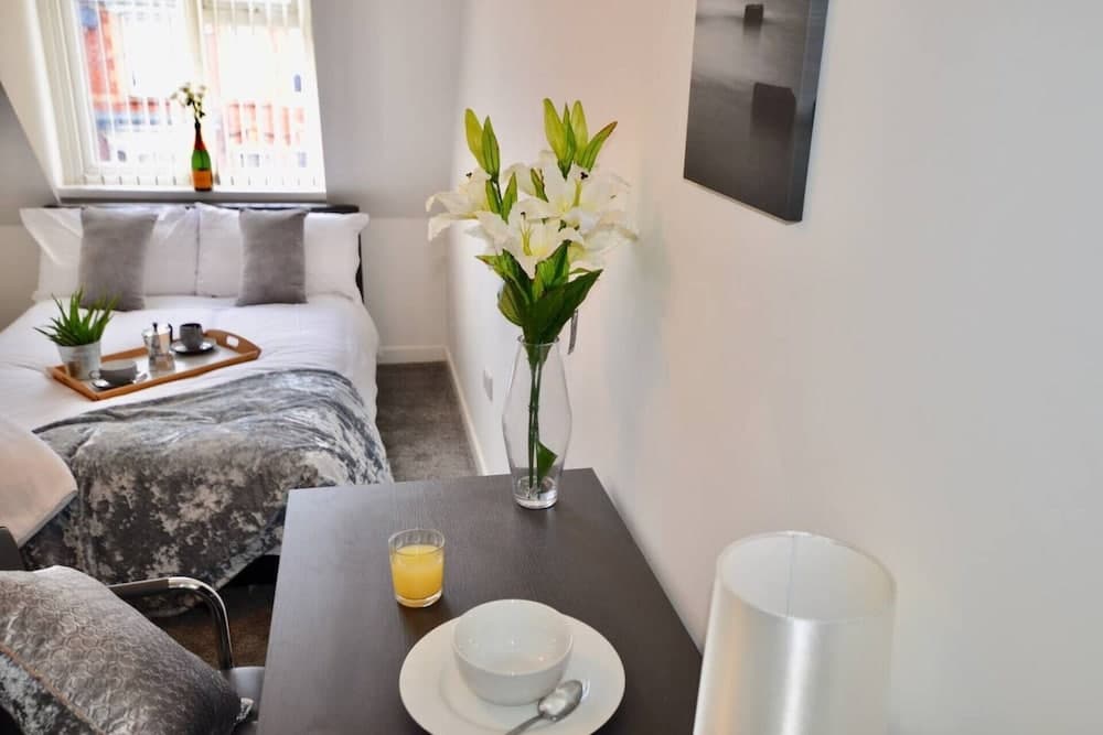 Large 5 Bed House / Wolverhampton + Parking