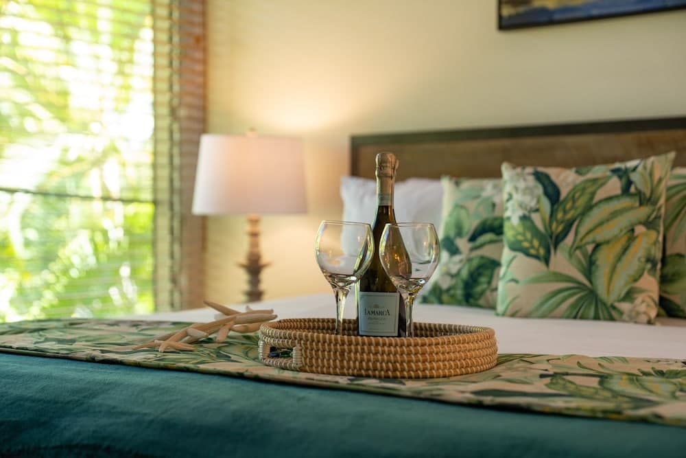 Aina Nalu 2bd/2ba 2 Bedroom Condo by Redawning