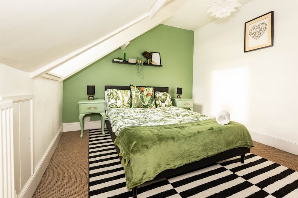 5-bed House With Distant sea Views in Plymouth