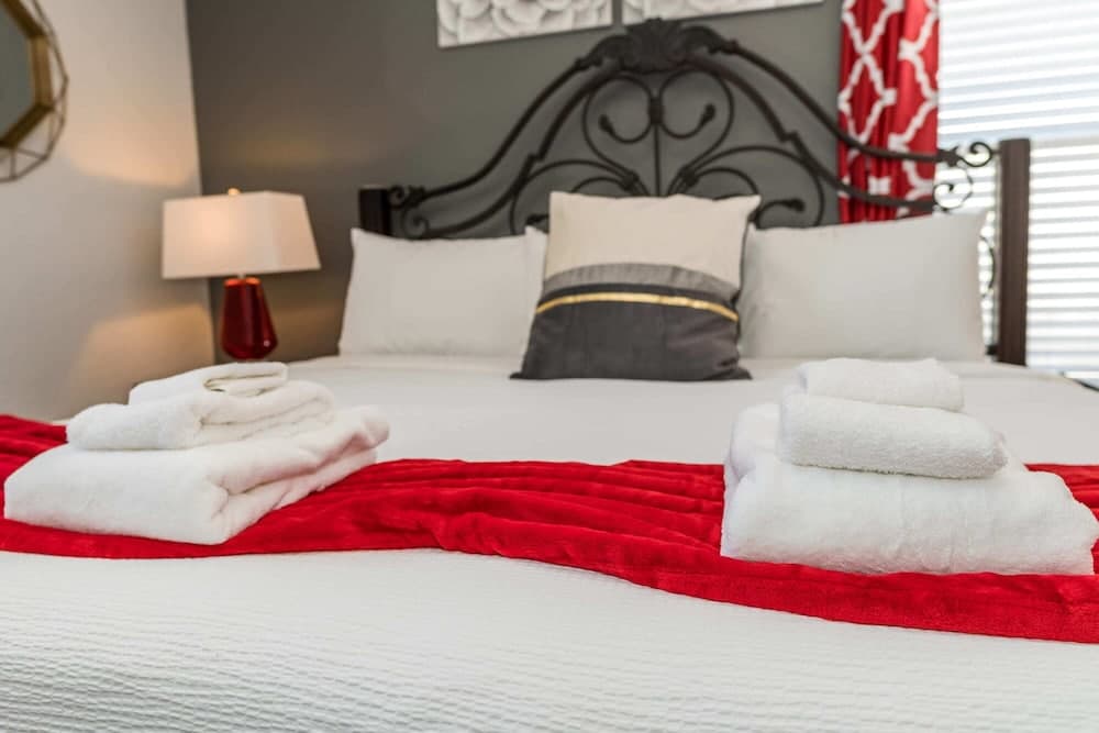 Vibrant Home With Spacious Pool Home and Free Waterpark! #5wh723