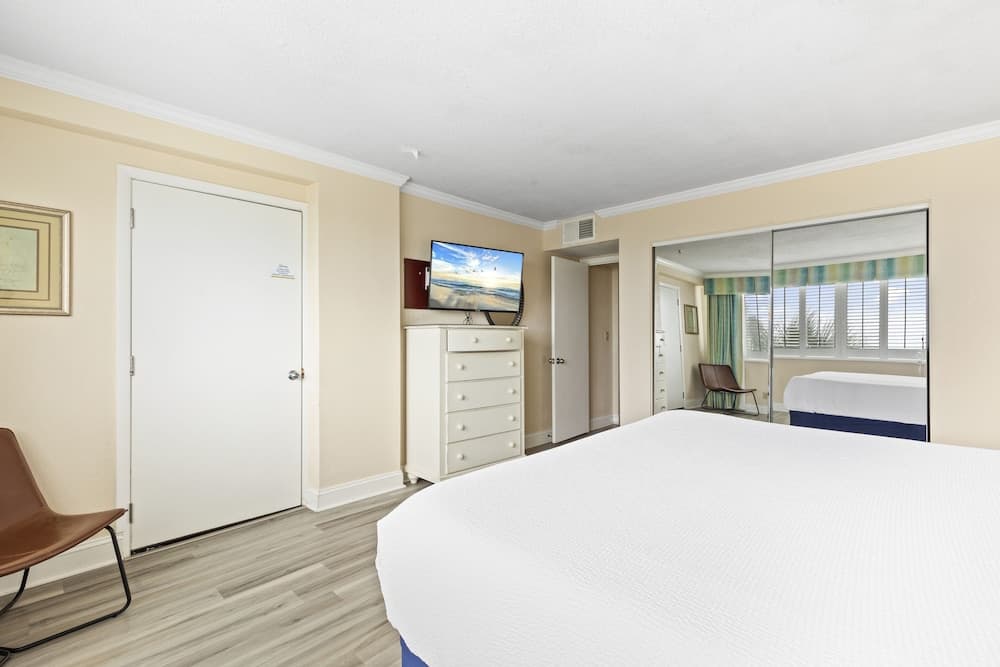 2BR Ocean View Condo w Private Balcony