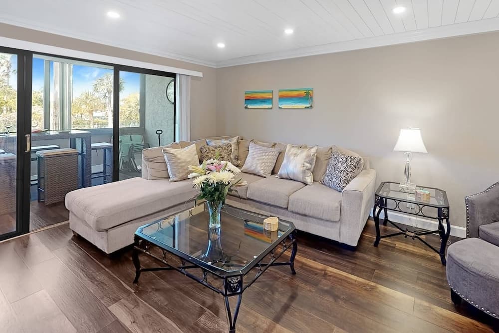 Harbor Towers 2nd Fl Renovated Suite