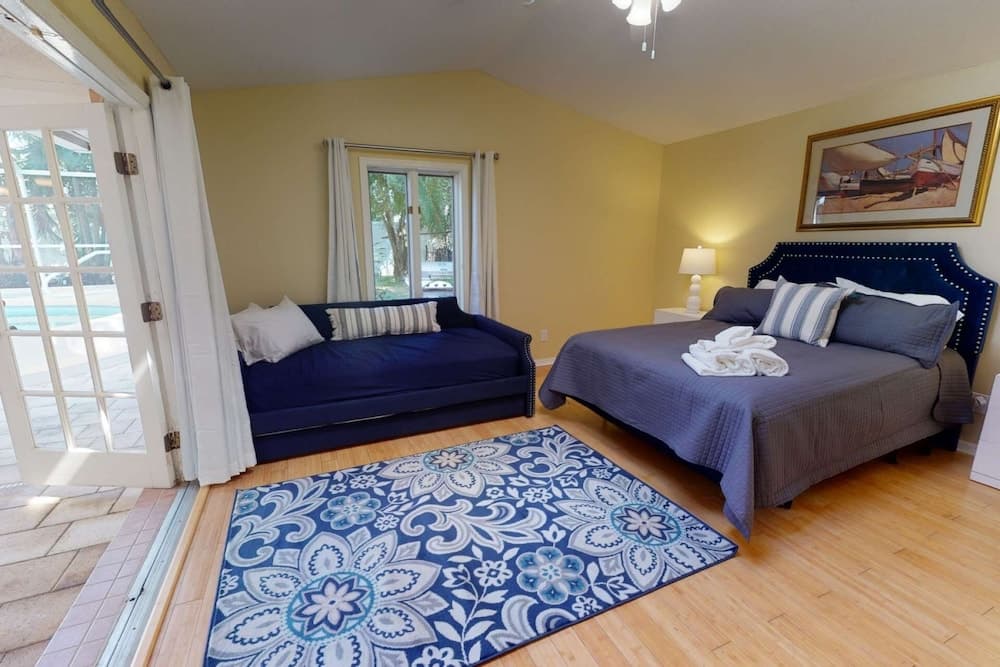 Sarasota Bay Pool Home