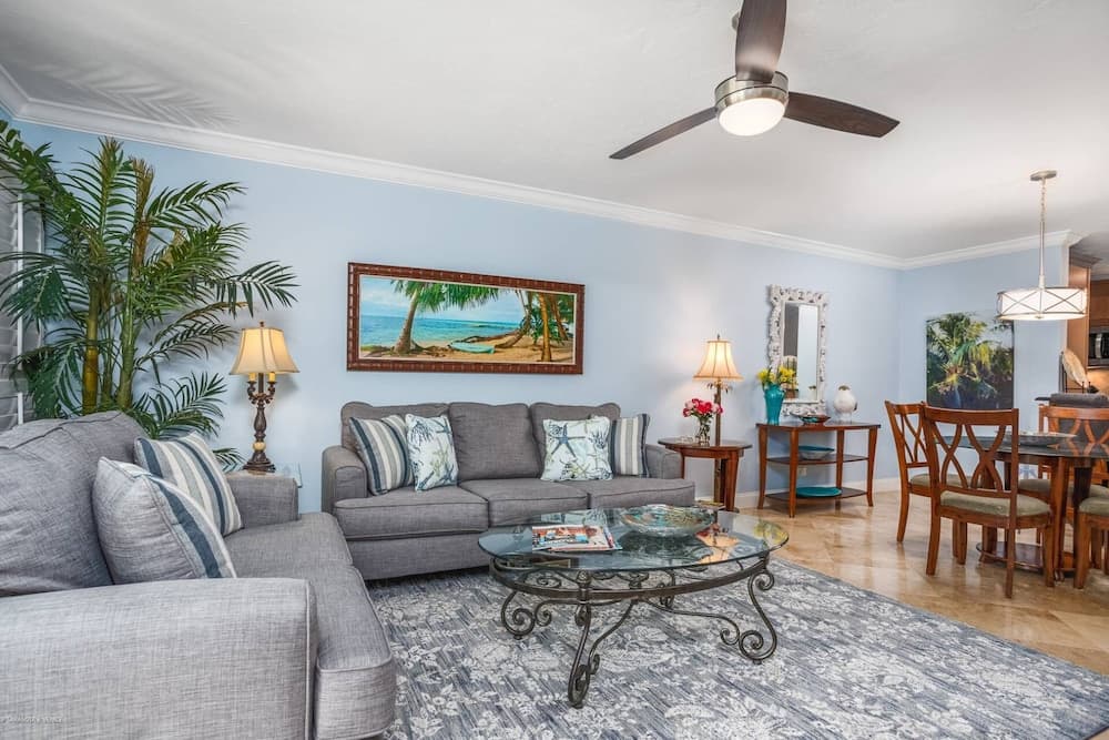 Kingston Arms 2nd Fl Walk to Beach & St. Armands Circle