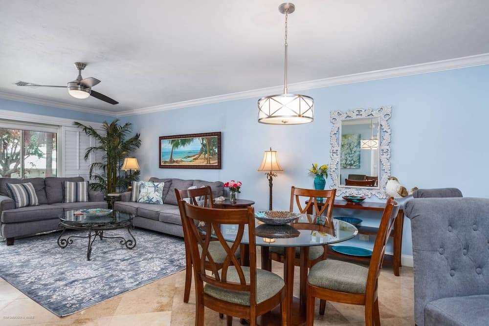 Kingston Arms 2nd Fl Walk to Beach & St. Armands Circle