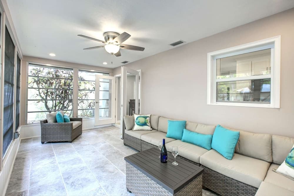 Moonmist Gorgeously Renovated Courtyard