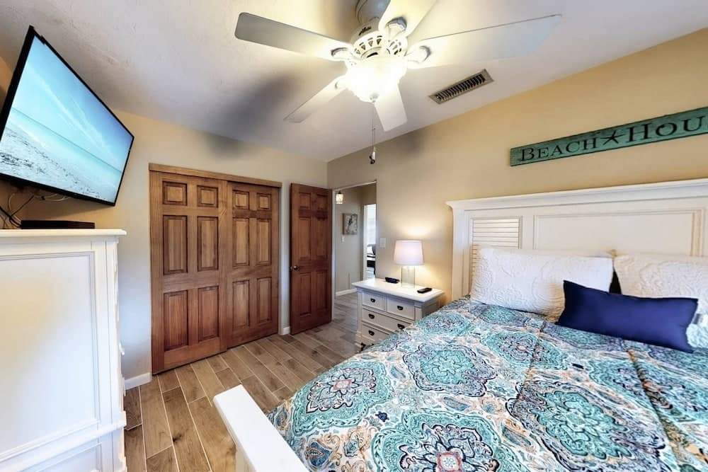 Peacock Bungalow - Left