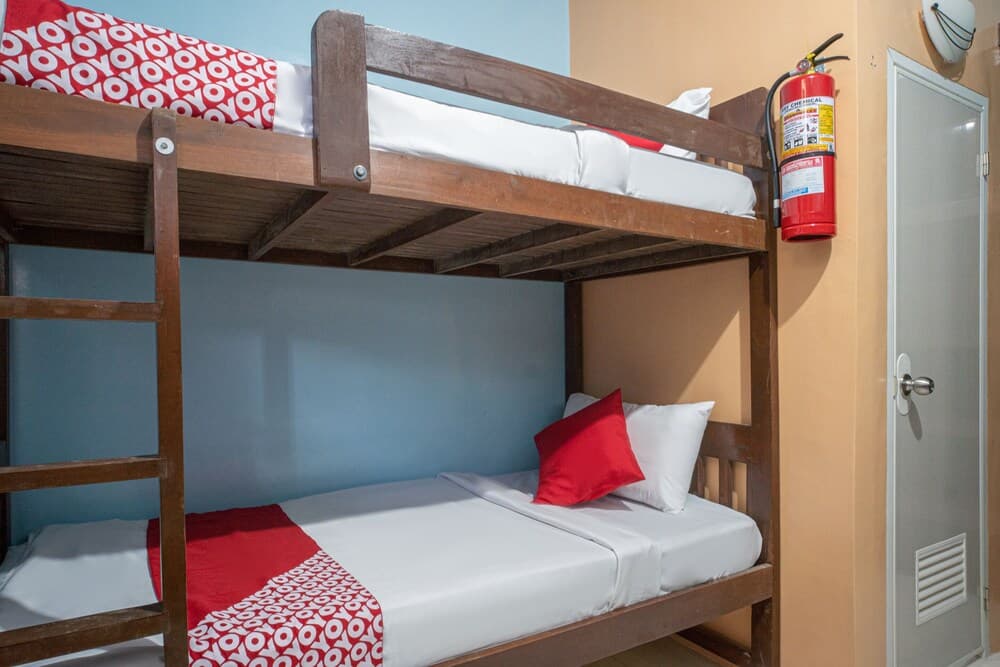 OYO 702 Queens Hometel