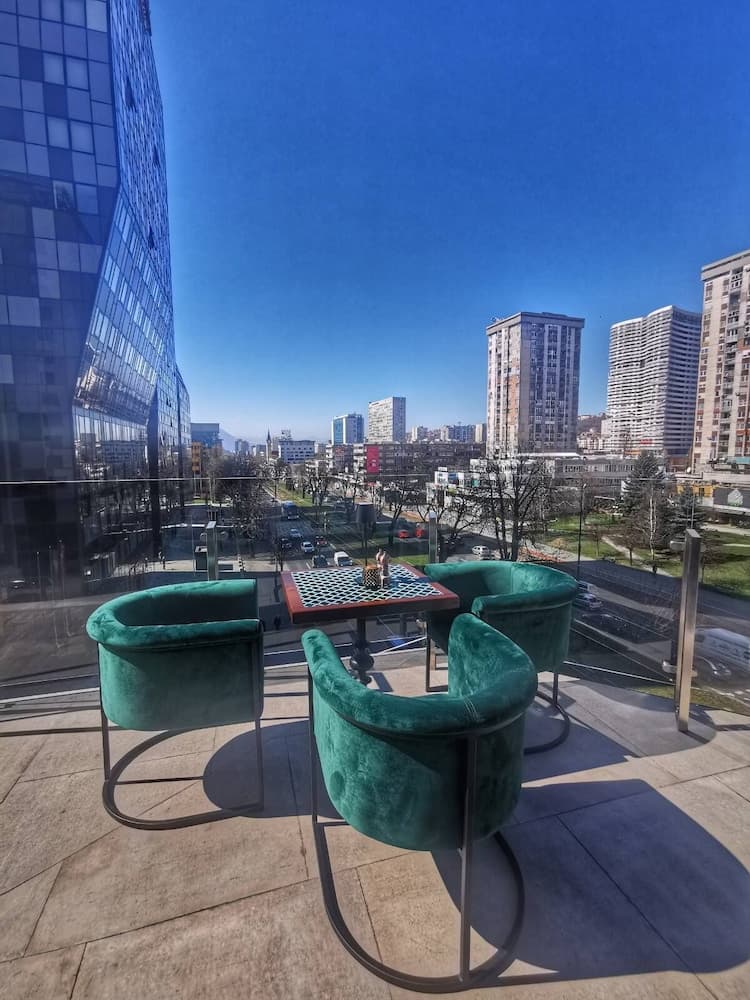 Spacious Serviced Apartment - Free Parking - Breakfast