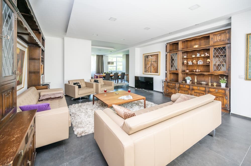 Luxury Apartment in Beautiful Neighborhood