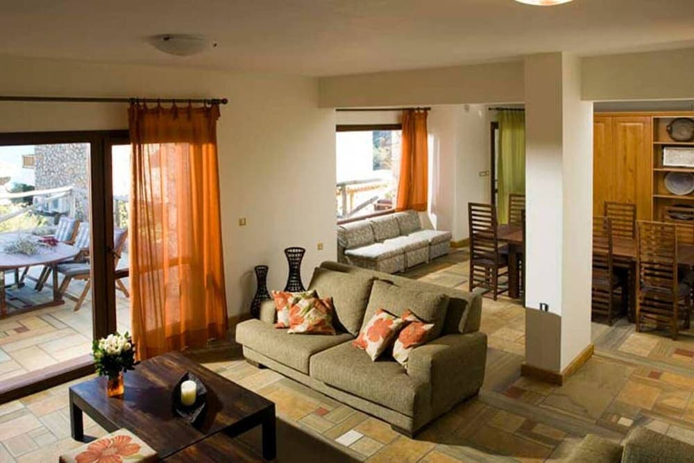 Beautiful 3-bed Sea Front Villa in Agios Nikolaos