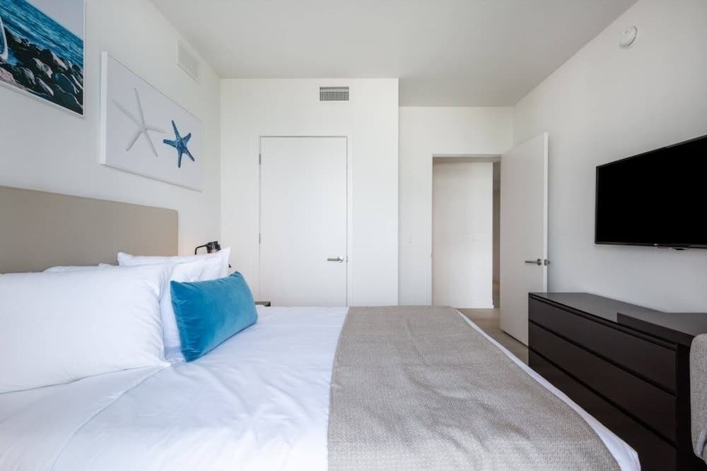 Hyde Beach House Luxury -resort 3 Bedroom Condo by RedAwning