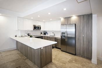 2br And Den Luxury With Bay Views 2 Bedroom Condo by Redawning