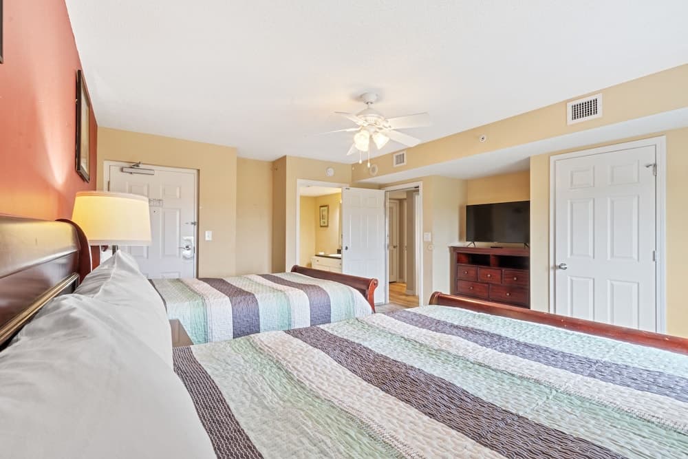 Yacht Club S #1-1005 3 Bedroom Condo by RedAwning