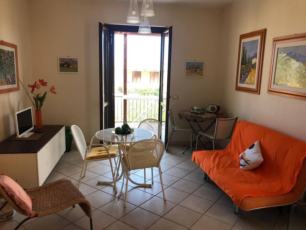 Orange Apartment 100 Meters From The Sea