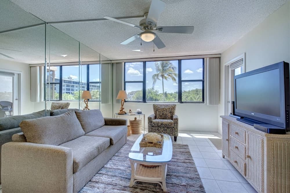 Harbor Towers 3rd Fl 1 Bedroom Pool View