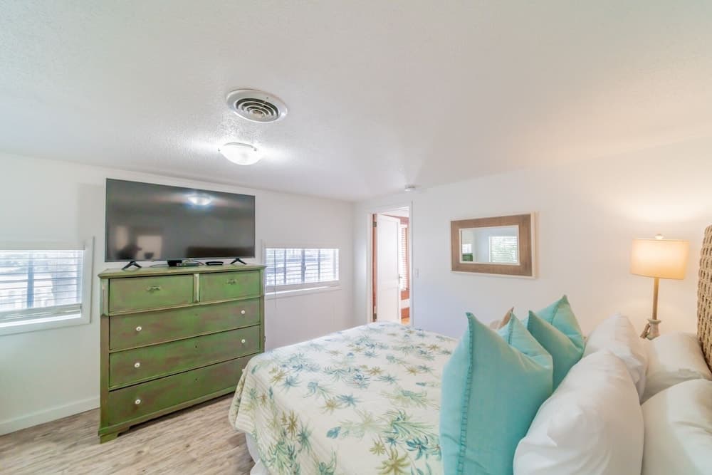 Cole Bin 3 Bedroom Home by RedAwning