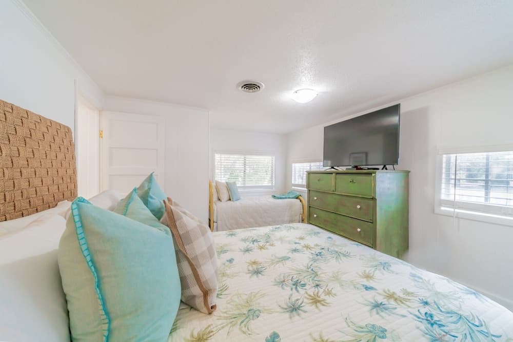 Cole Bin 3 Bedroom Home by RedAwning