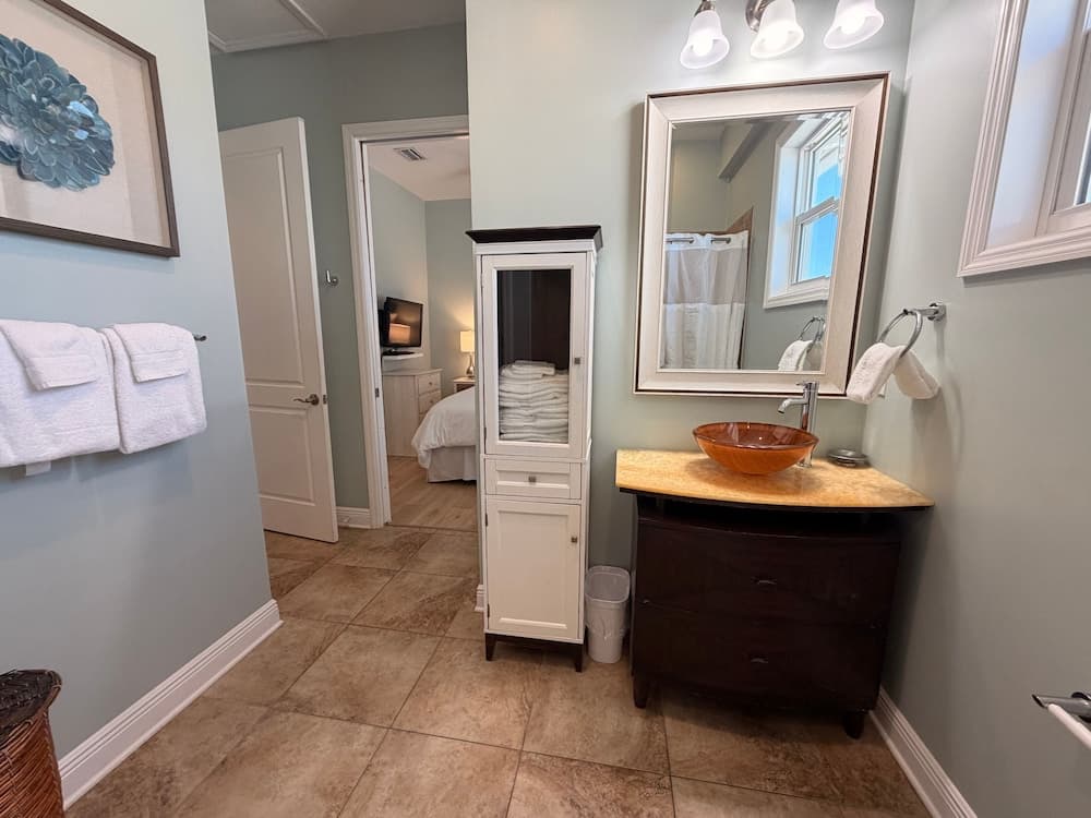 Leeward I - 7 1 Bedroom Condo by RedAwning