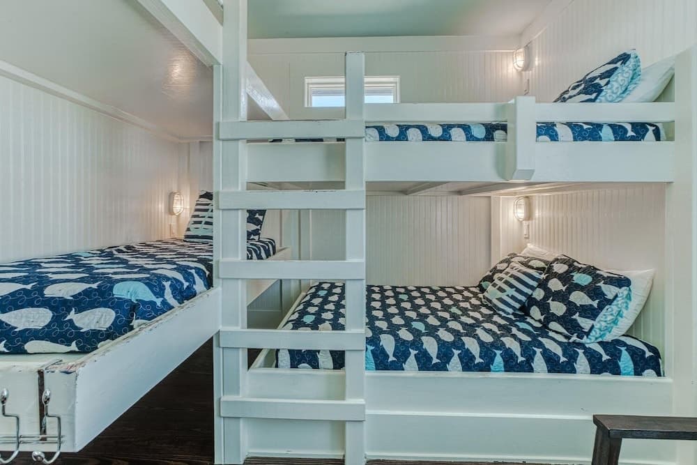 La Luna 6 Bedroom Home by Redawning