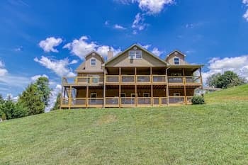 Rustic River Lodge by HoneyBearCabins