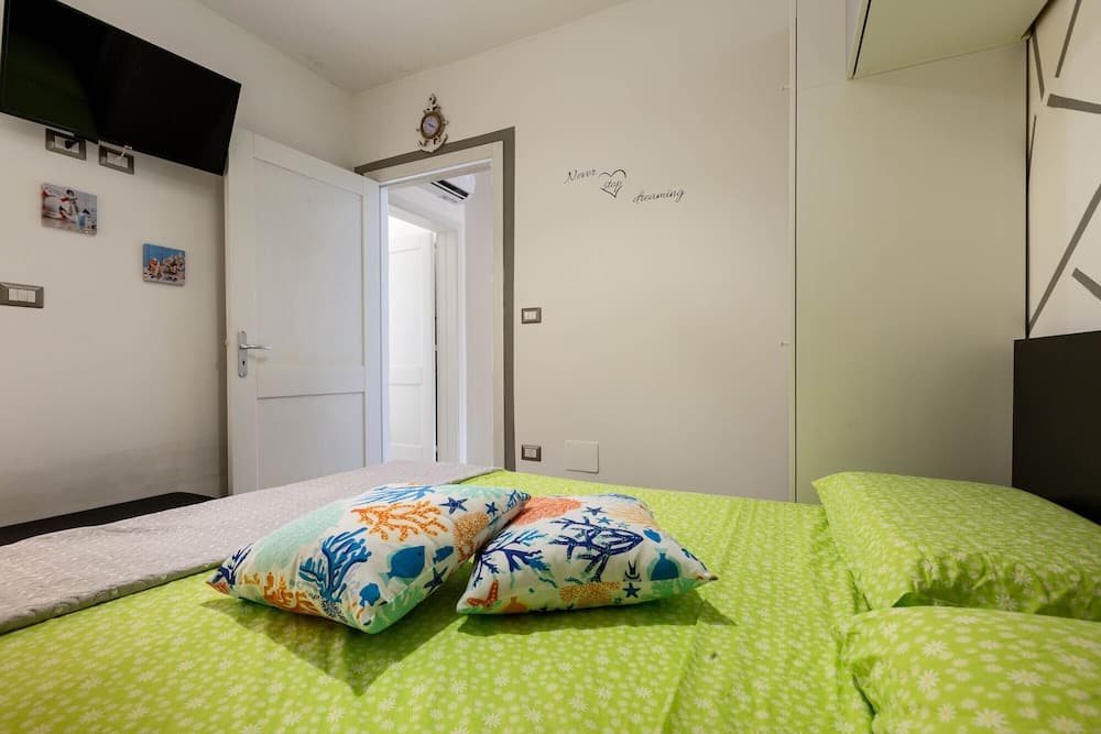 2060 Villetta Krystle