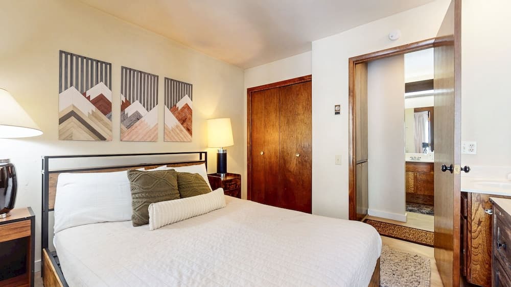 Horizons 4 189 Downtown Location On Shuttle Route, Great Complex Amenities by RedAwning