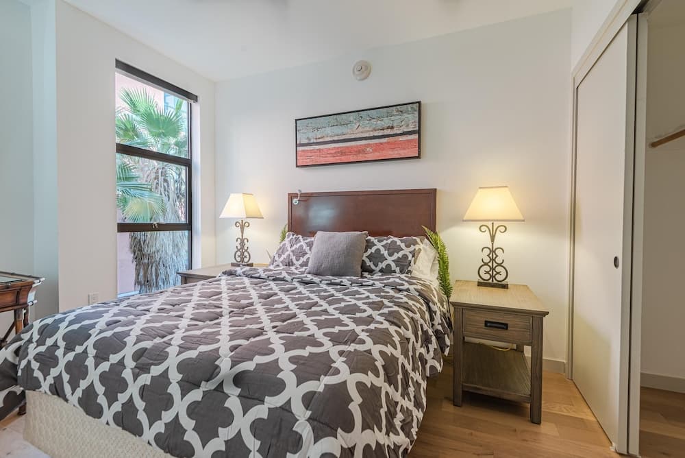 Gorgeous Hollywood Living - 2 Bedroom