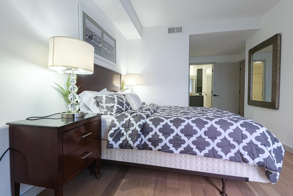 Gorgeous Hollywood Living - 2 Bedroom