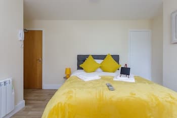 St Mary's Modern Central Huge Studio Apartments