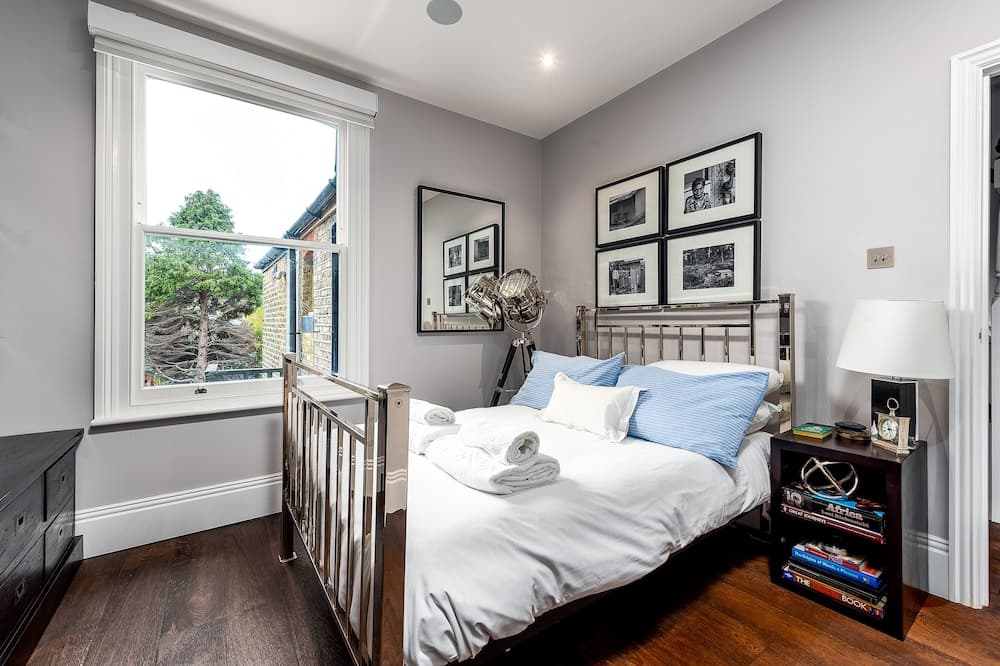 Luxurious Wandsworth Home Close to Putney Heath by Underthedoormat