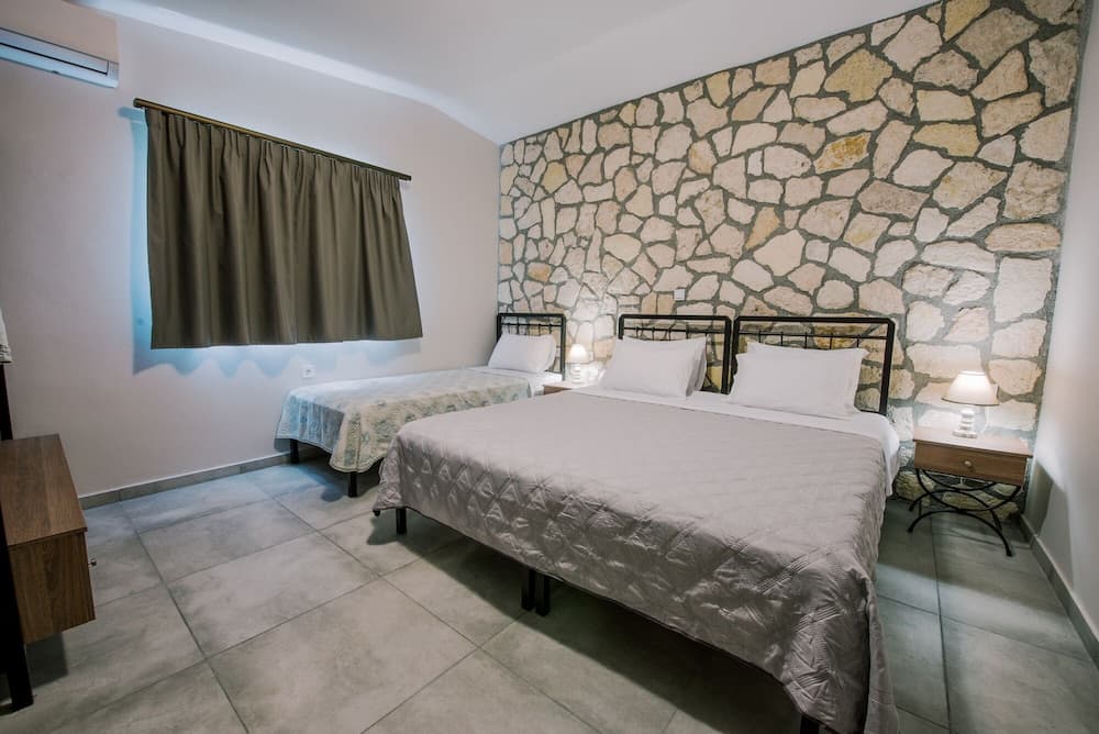 Acrocorinth Apartments